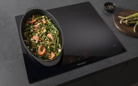 Hisense bridge zone for larger cookware.