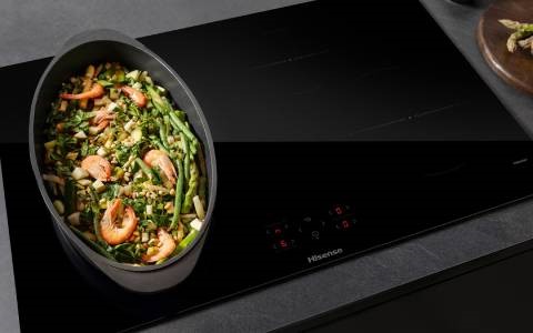 Hisense bridge zone for larger cookware.